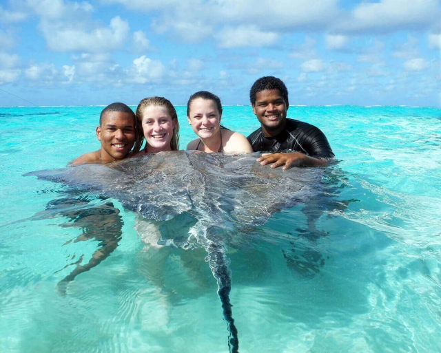 People-swimming-with-stingray.jpg