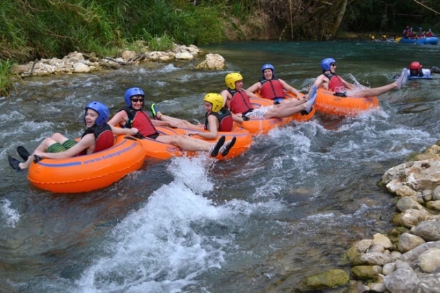Tubing_adventure_down_river_in_Jamaica.jpg